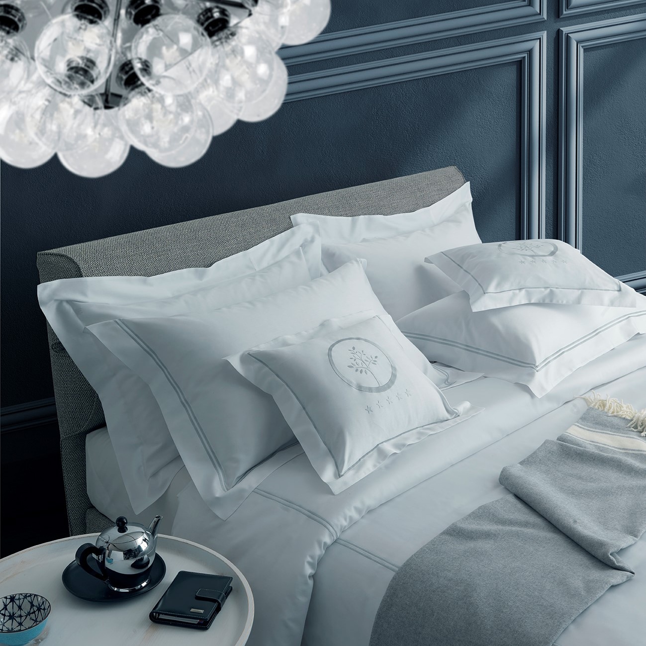Linge de lit blanc dans une chambre d’hôtel haut de gamme