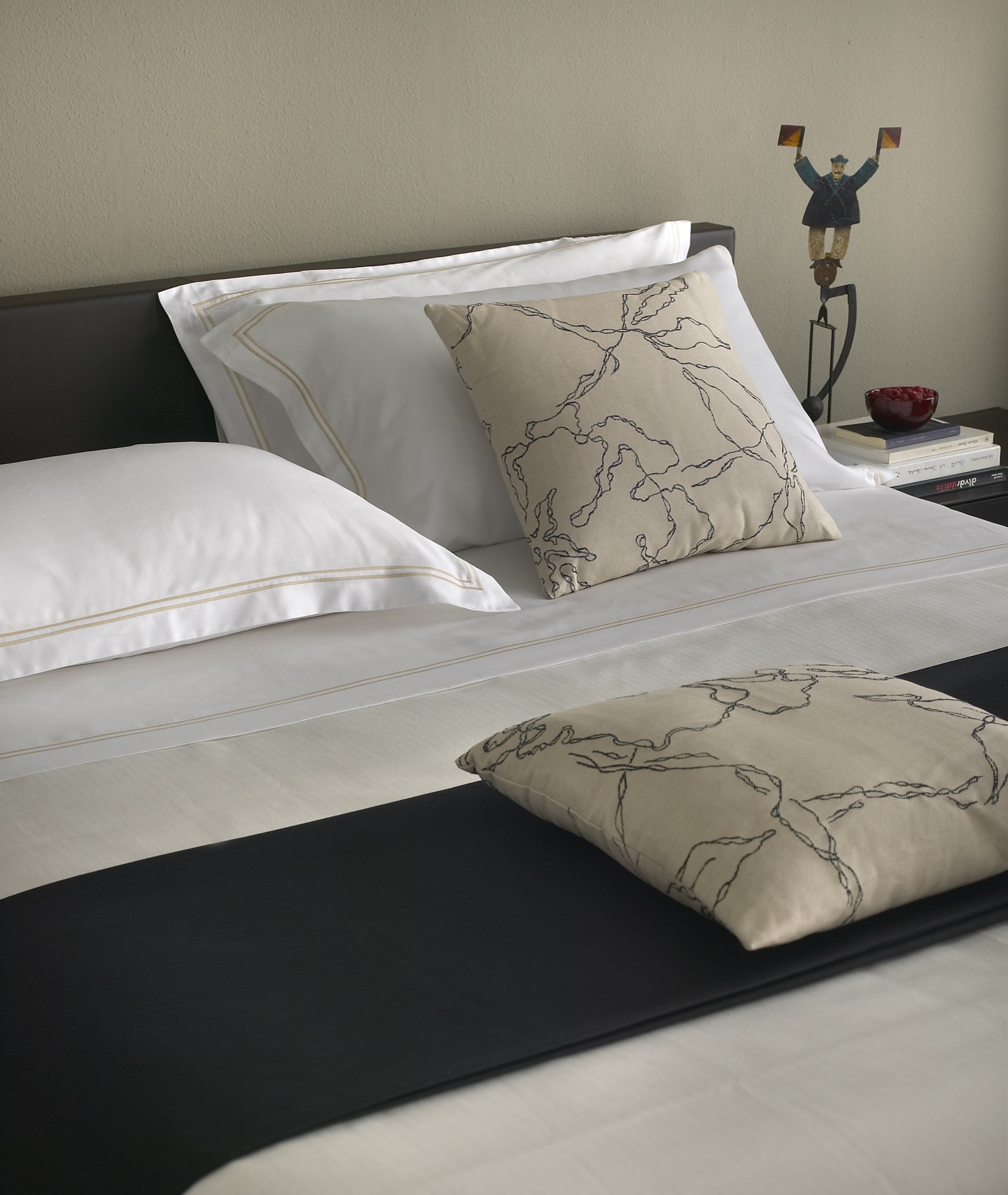 Linge de lit blanc aux finitions sur mesure dans une chambre
