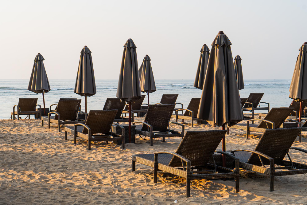 Transats et parasols sur une plage privée