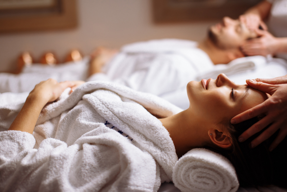 Soin dans un spa avec linge blanc moelleux