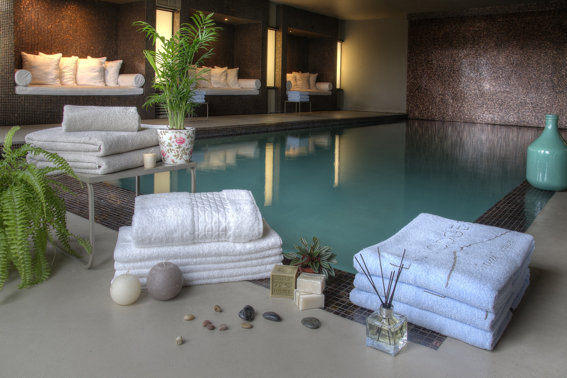 Piscine de spa entourée de linge de bain blanc